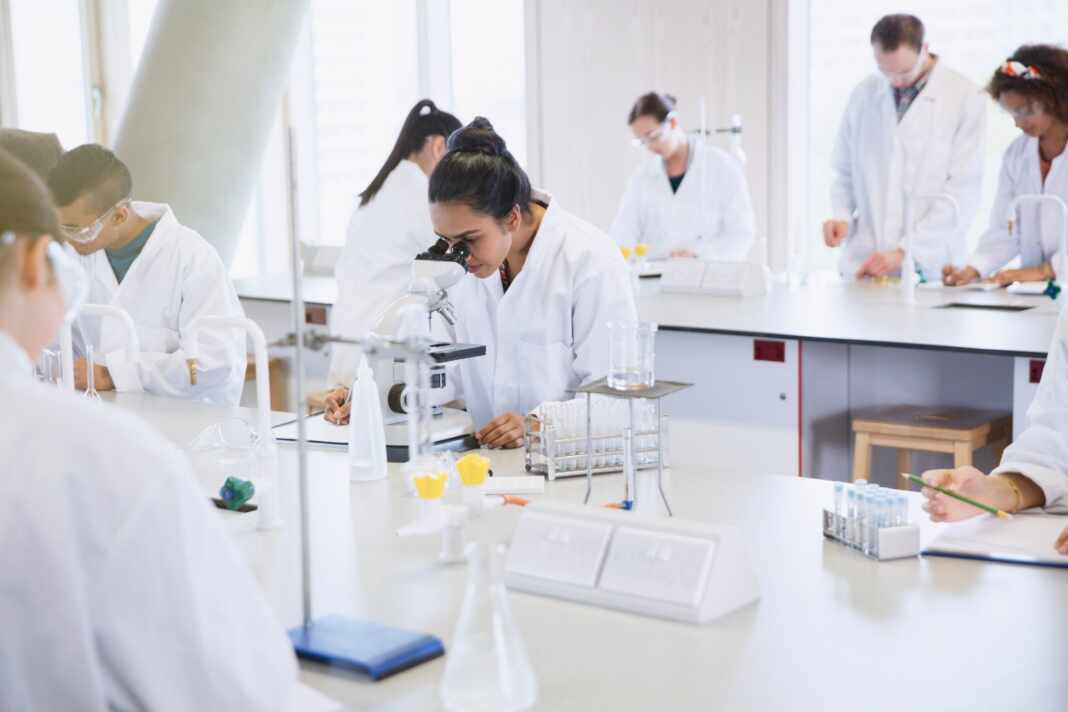 Estudiantes universitarios en un laboratorio durante una pasantía de investigación en Canadá