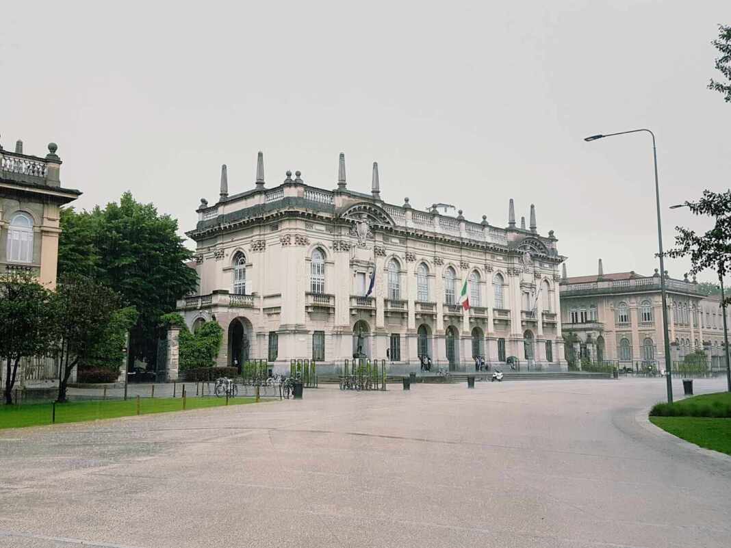 Edificio principal del Politécnico de Milán, la universidad que abre sus cursos en línea