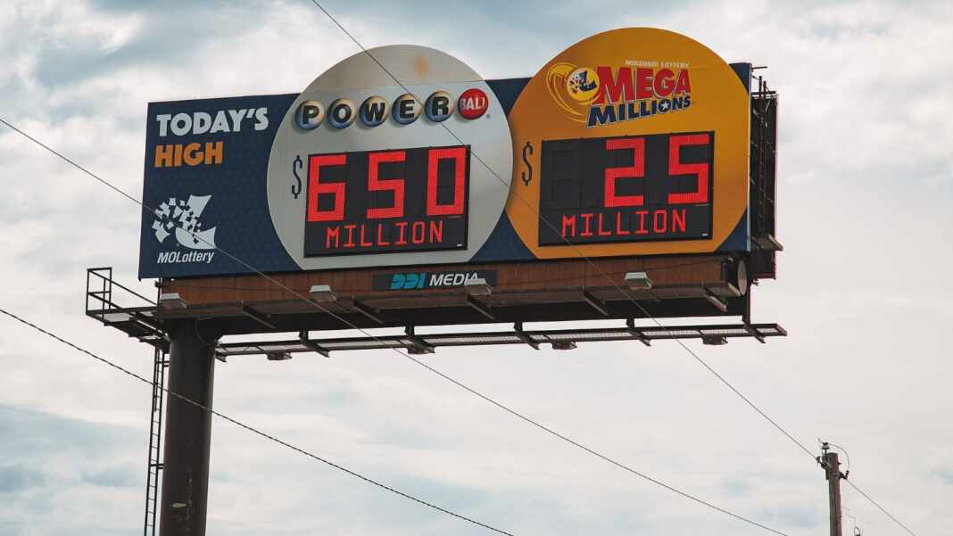 Letrero con el premio del Powerball en una tienda de Estados Unidos