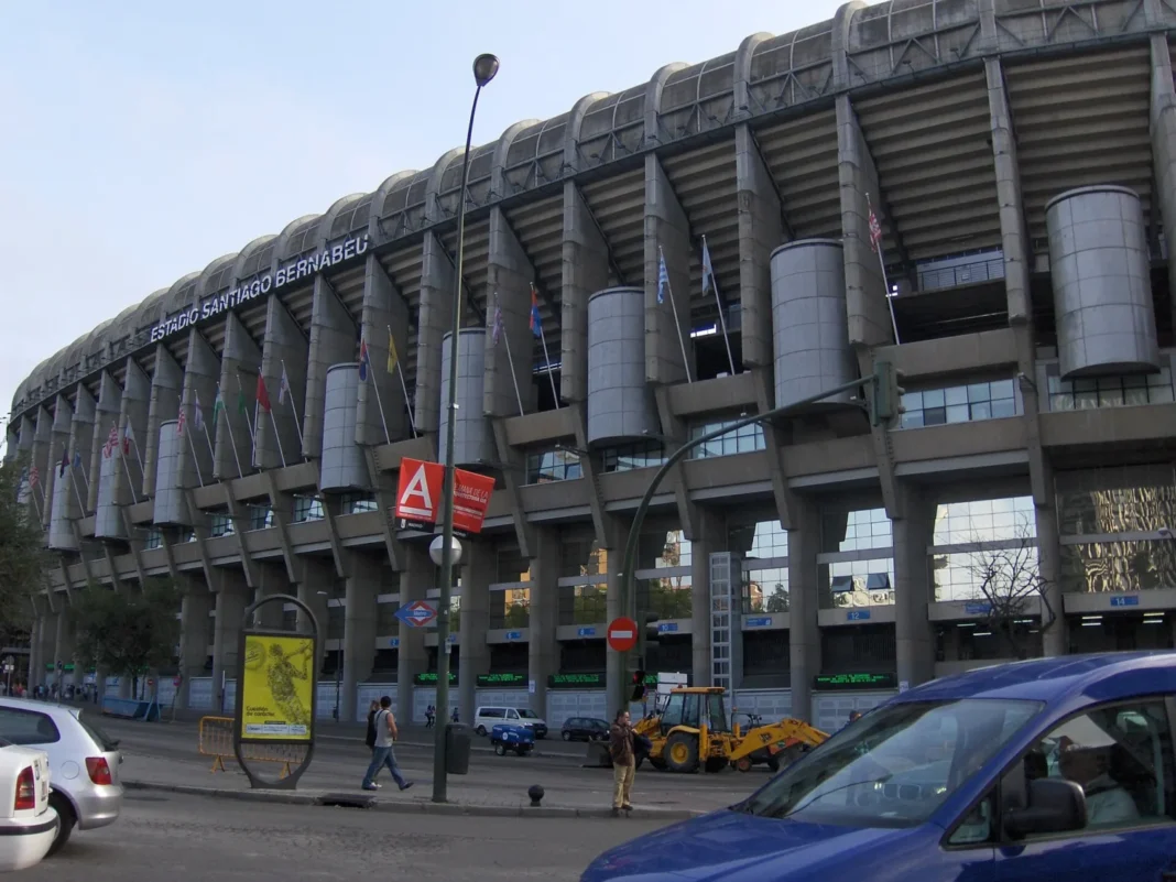 Fachada del estadio Santiago Bernabéu, sede del Real Madrid Inter de la primera jornada de Champions