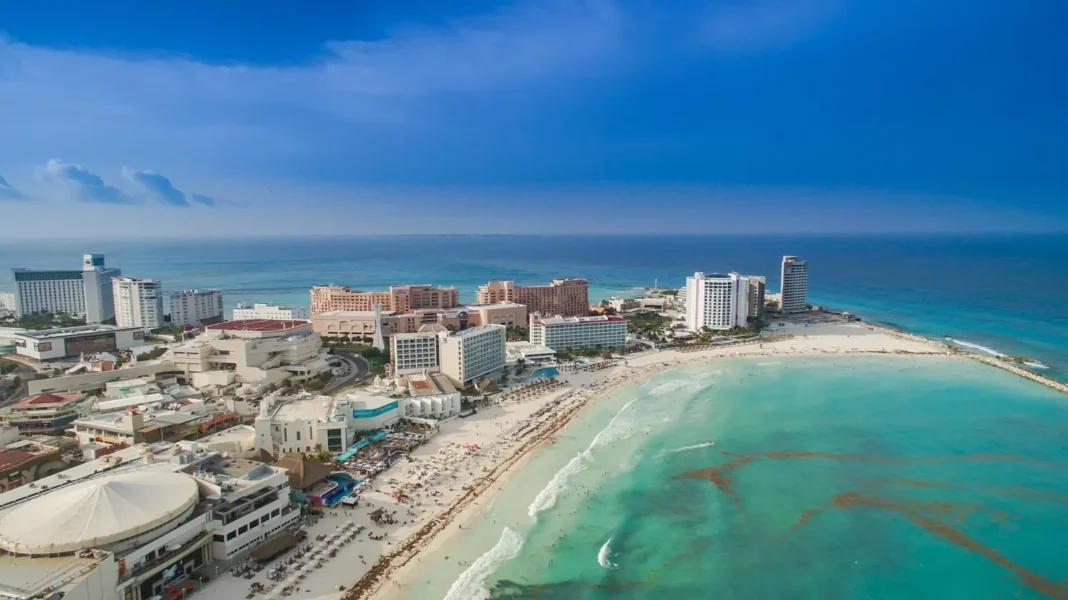 Vista aérea de la playa de Cancún, uno de los destinos del récord de turismo internacional de México en 2026
