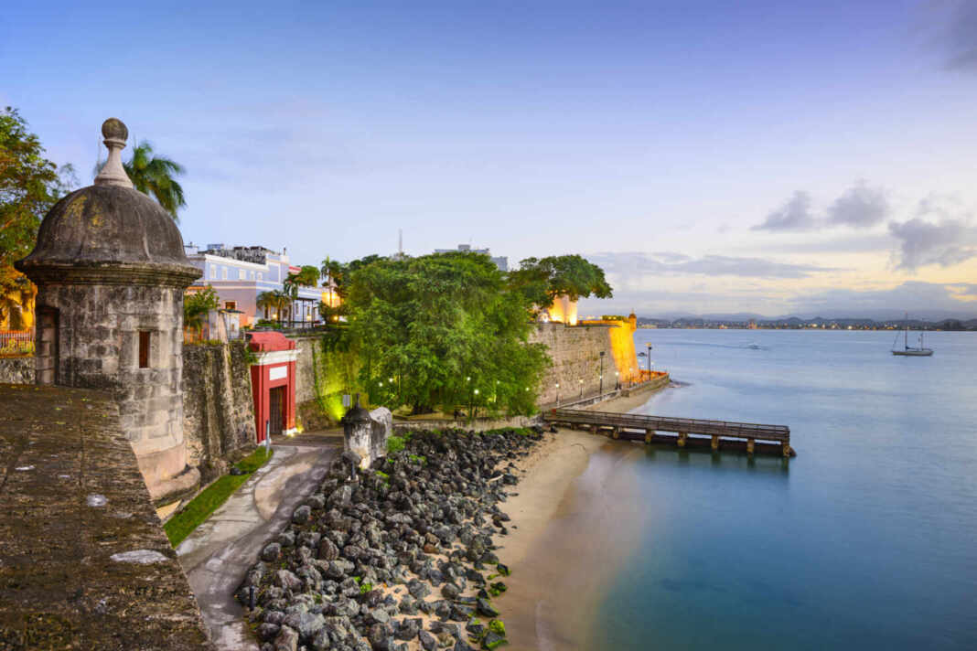 Vista de las fortificaciones costeras de Cartagena de Indias al atardecer