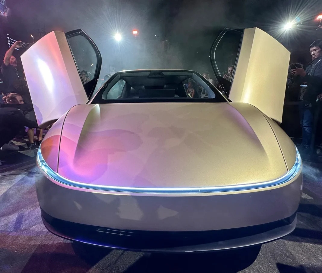 Frente del Tesla Cybercab, el robotaxi de dos plazas sin volante ni pedales