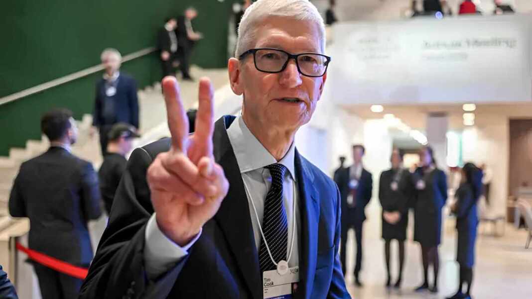 Tim Cook saluda durante un evento en su etapa como CEO de Apple