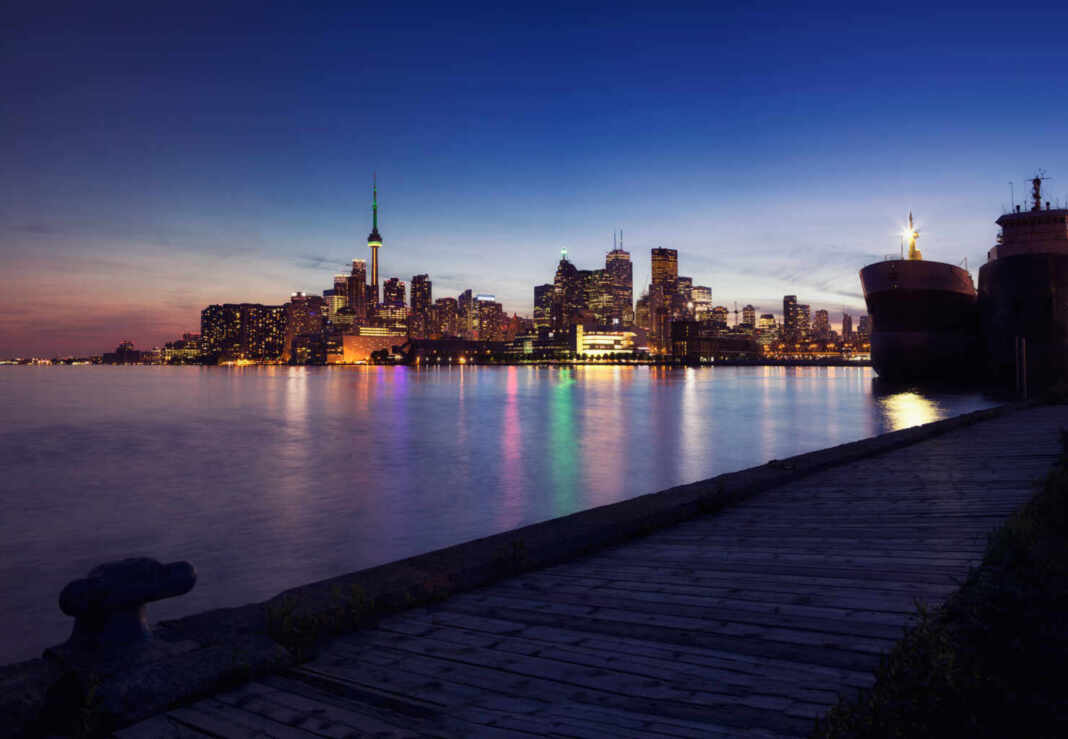 Skyline de Toronto de noche, uno de los planes de cita en Toronto
