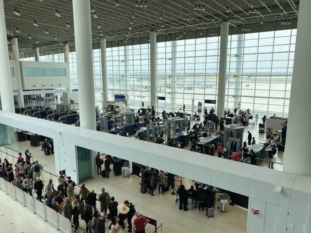 Control de seguridad de la TSA en un aeropuerto de Estados Unidos, donde el programa Gateside by TSA PreCheck permite pasar sin boleto