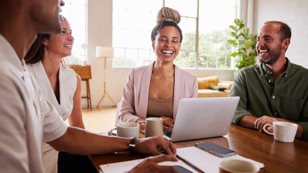 Persona tomando cursos de IA gratis en su computador portátil