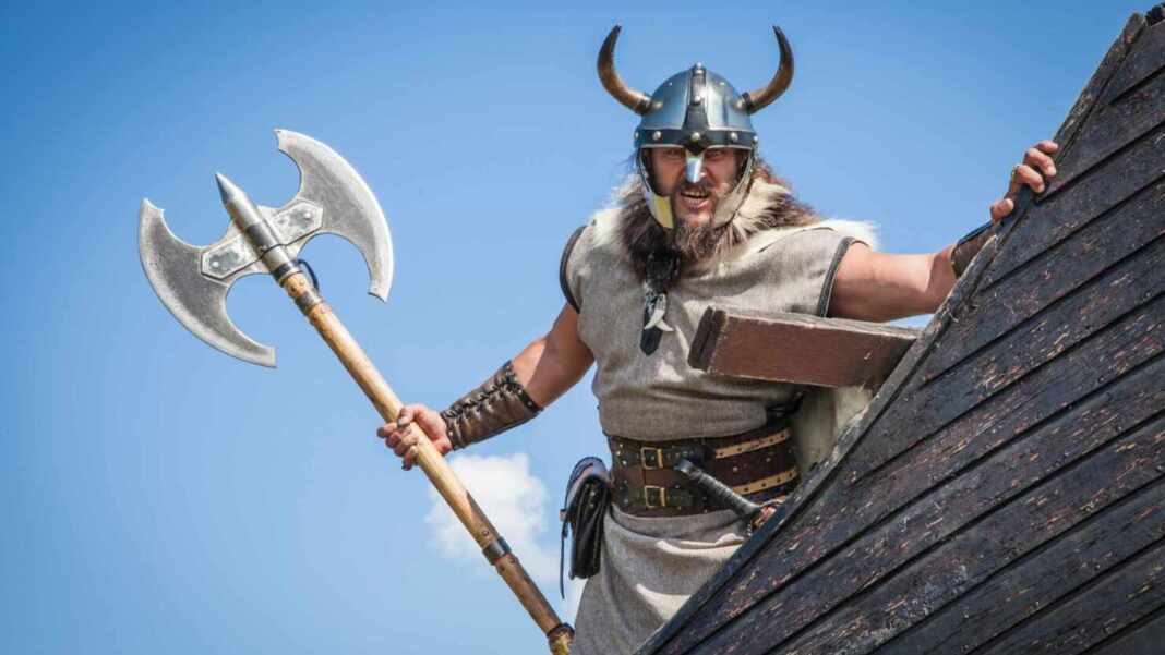 Recreador vestido de guerrero vikingo con un hacha, imagen ilustrativa del tesoro vikingo hallado en Dinamarca