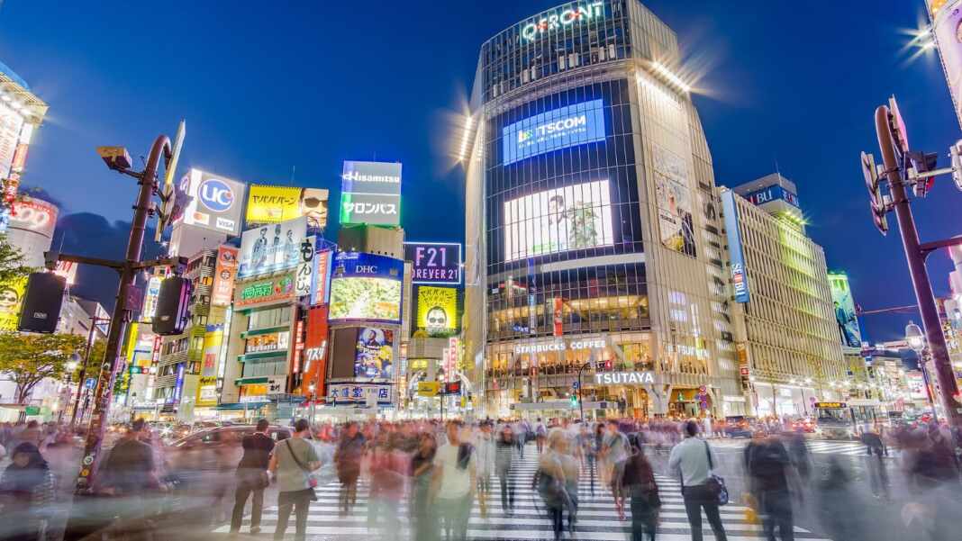 Cruce de Shibuya en Tokio, Japón, país que ofrece una visa para nómadas digitales
