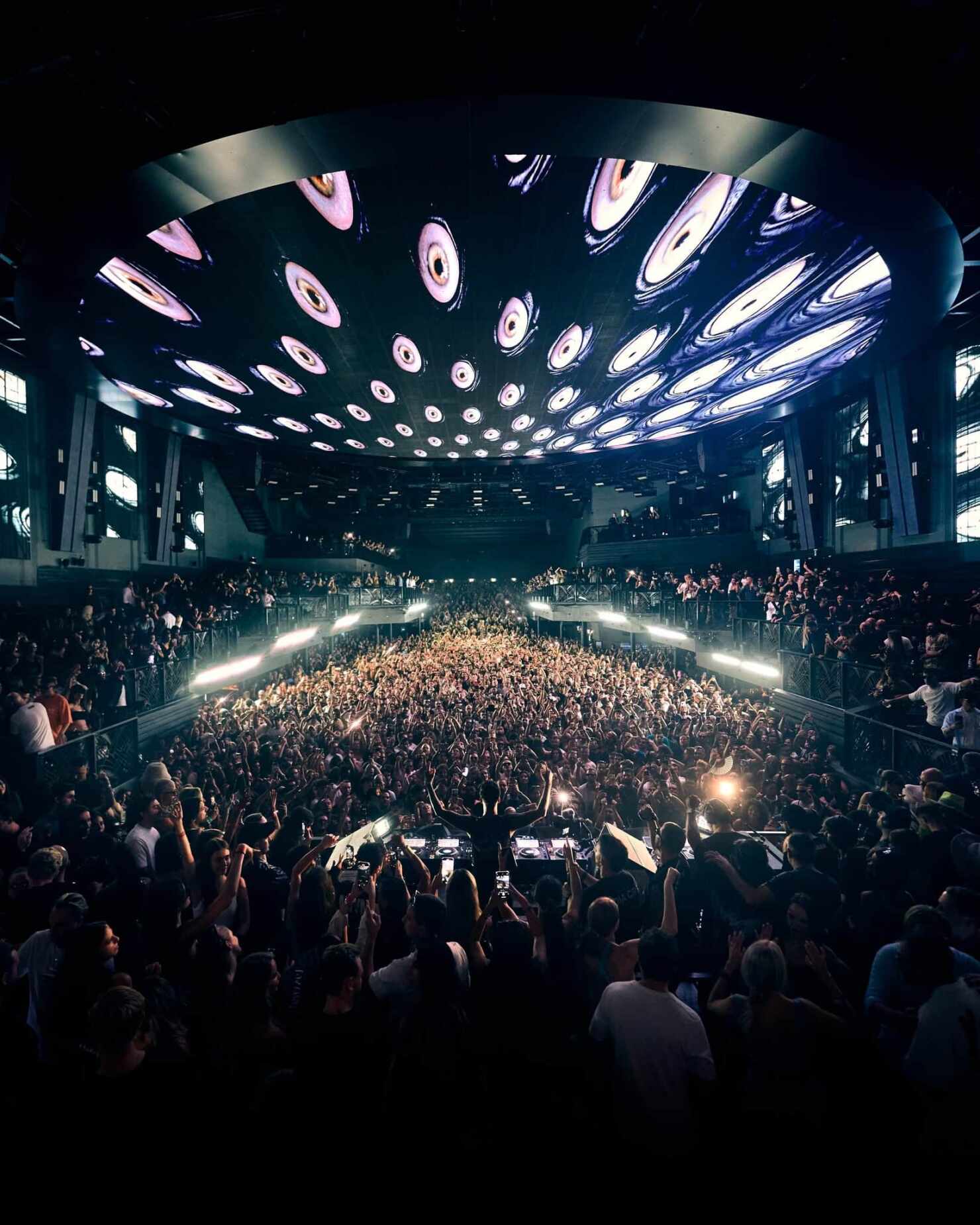Interior del hyperclub UNVRS en Ibiza con su cúpula LED y miles de personas en la pista