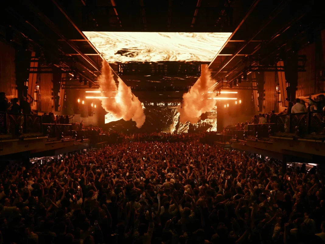 Multitud bajo la pantalla LED del hyperclub UNVRS en Ibiza, elegido mejor club del mundo en 2026