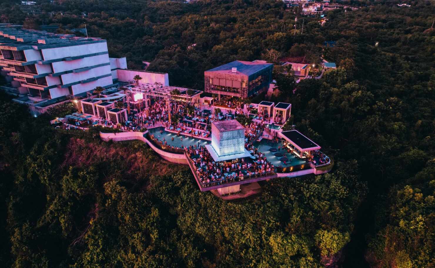 Vista aérea de Savaya en Uluwatu, Bali, al atardecer con su escenario cúbico