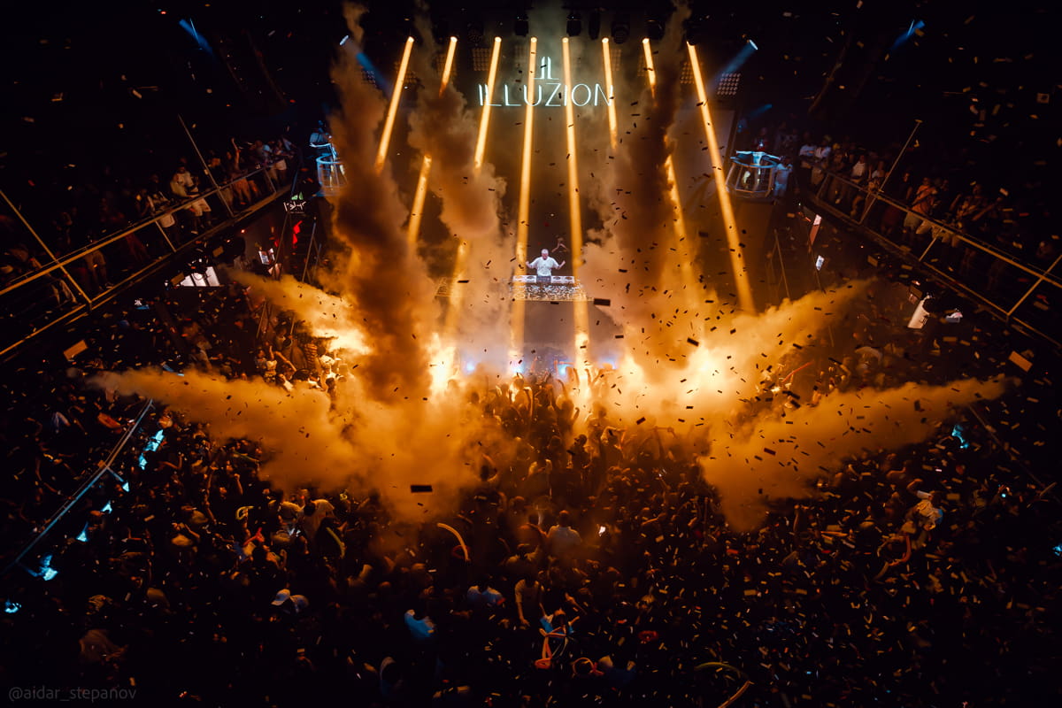 Pista principal de Illuzion Phuket con el DJ en el centro y efectos de CO2