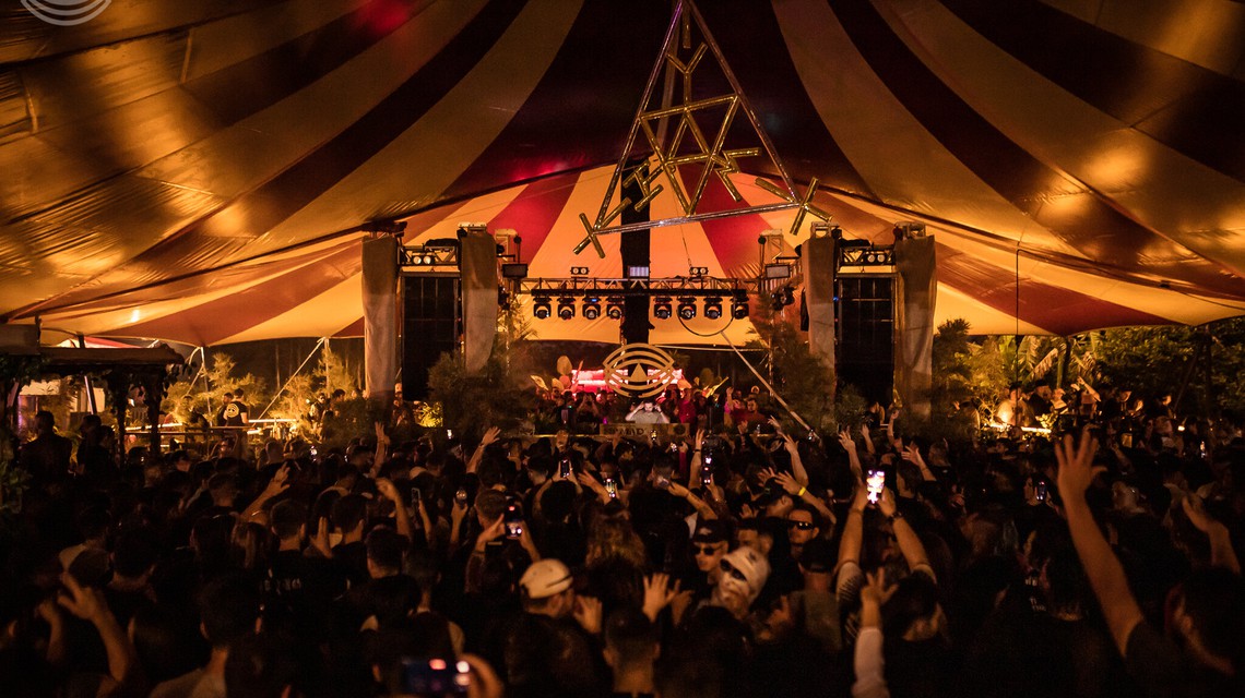 Escenario Nomad de Surreal Park en Camboriú, Brasil, durante una fiesta nocturna