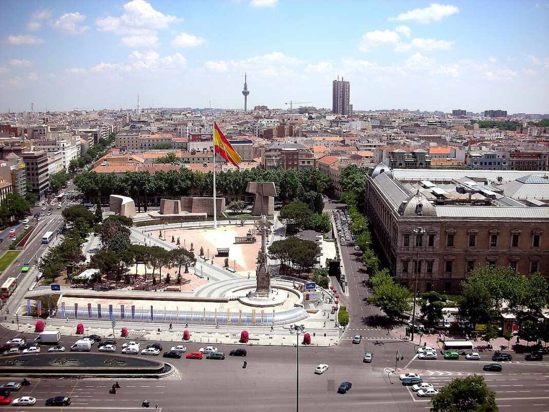 Bandera de España ondeando en la Plaza de Colón, Madrid