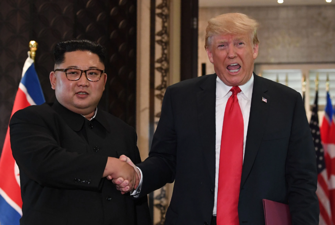 Kim Jong Un y Donald Trump se dan la mano, en un artículo sobre la edad de los líderes del mundo