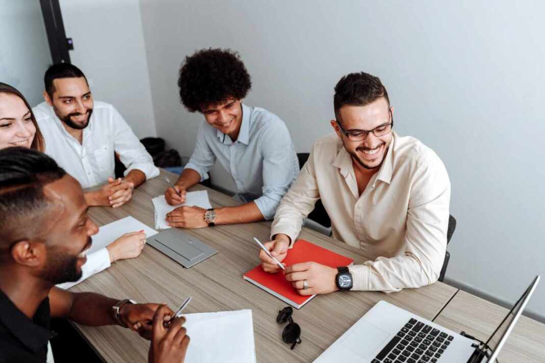 Jóvenes emprendedores trabajando en equipo, aceleradora gratis AI Founder Sprint