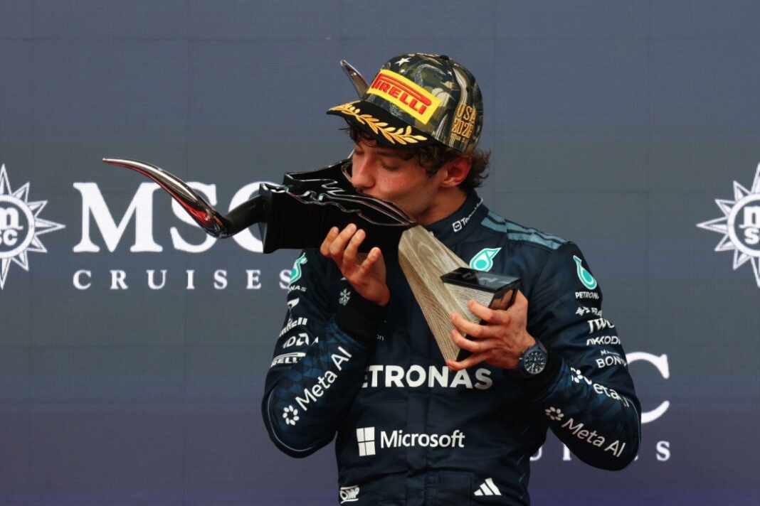 Kimi Antonelli, campeón más joven de la F1 en potencia, besa el trofeo del Gran Premio de Estados Unidos en Austin