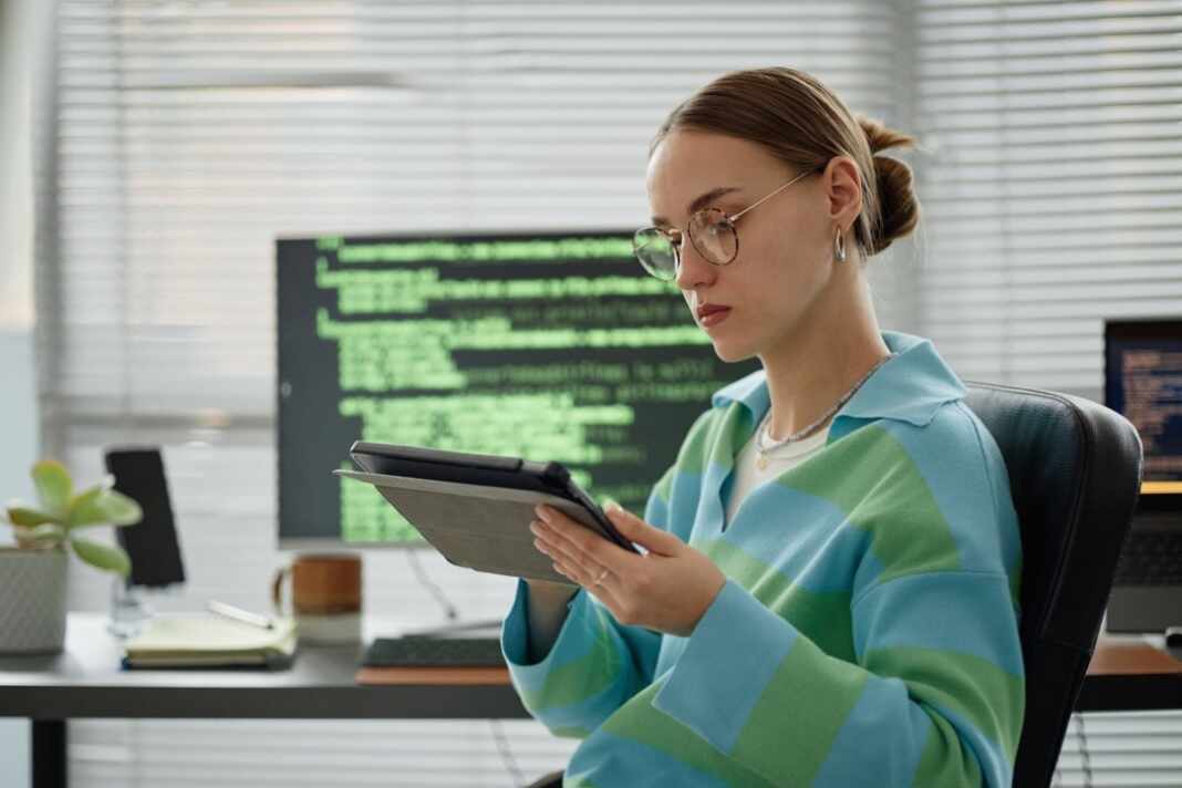 Joven usa una tableta en su escritorio para aprender a crear apps