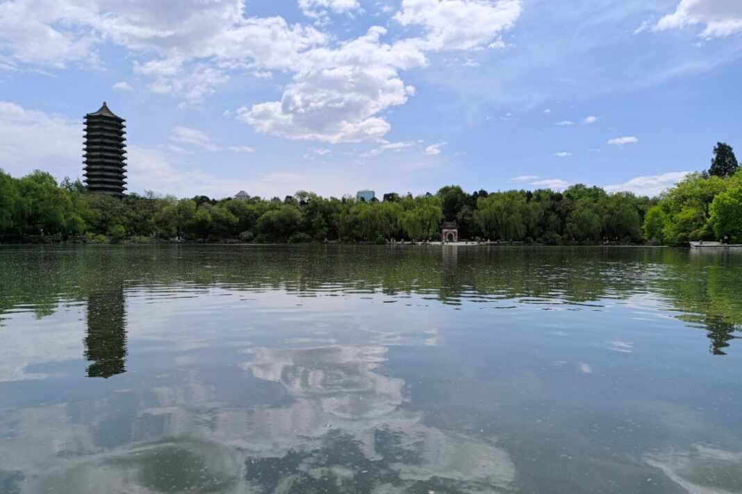 Lago Weiming y campus de la Universidad de Pekín en primavera