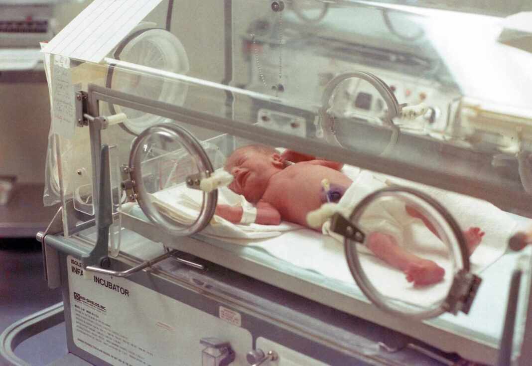 Bebé prematuro en una incubadora neonatal