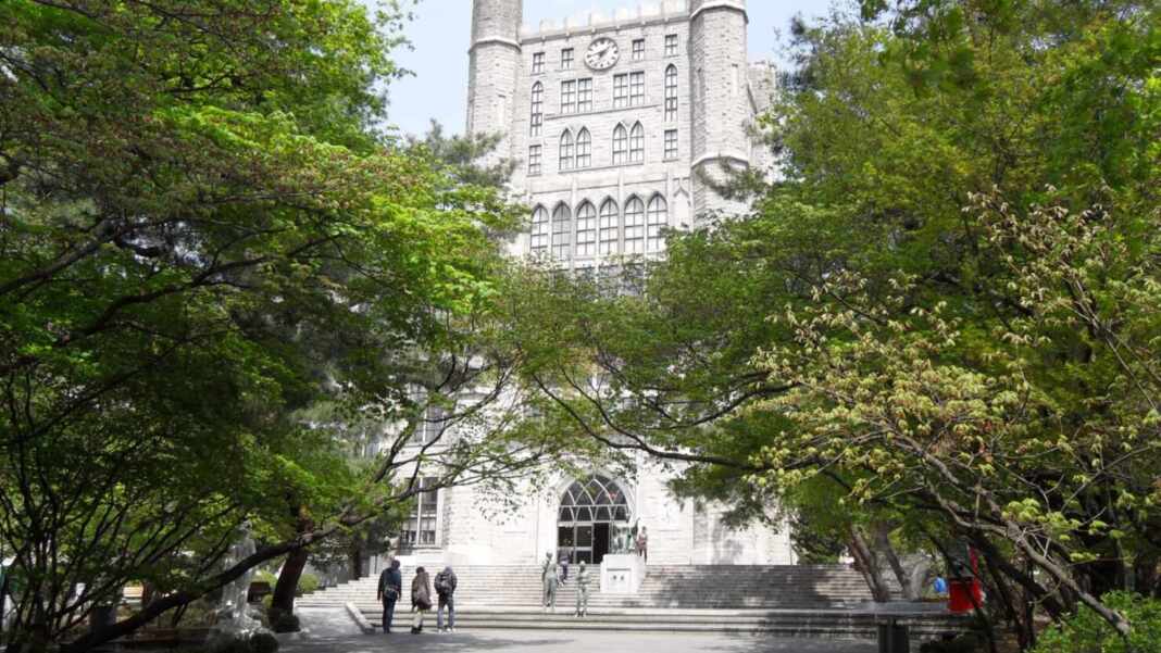 Biblioteca central de la Universidad Kyung Hee en Seúl, una de las universidades coreanas donde los estudiantes extranjeros pueden estudiar con la beca GKS 2027