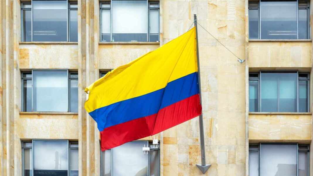 Bandera de Colombia en la fachada de un edificio de Bogotá