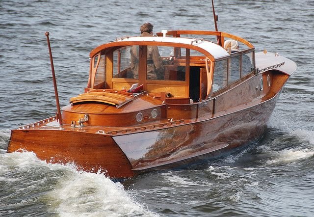 Barco de madera restaurado navegando