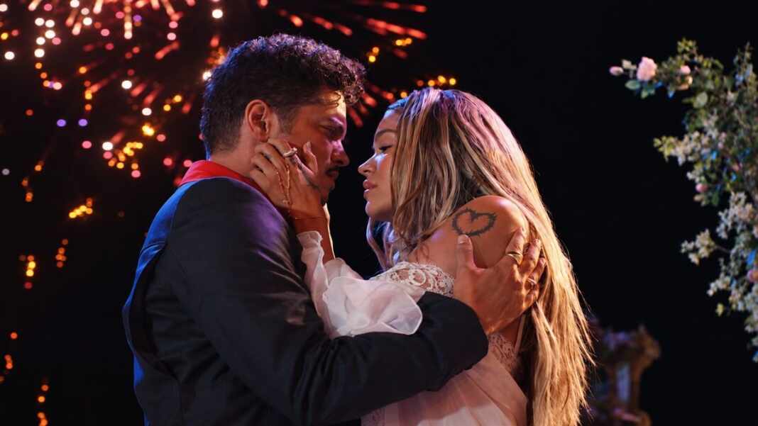 Bruno Mars y Karol G se abrazan bajo fuegos artificiales en el video oficial de Dance With Me