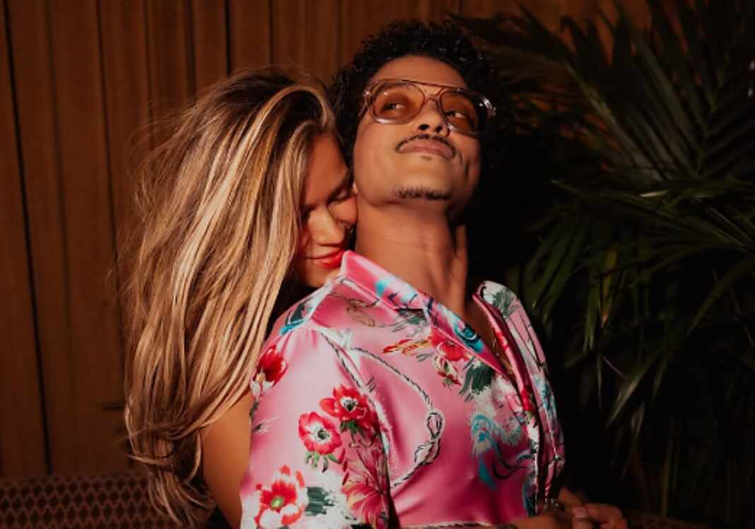 Bruno Mars y Karol G abrazados en una imagen de Dance With Me