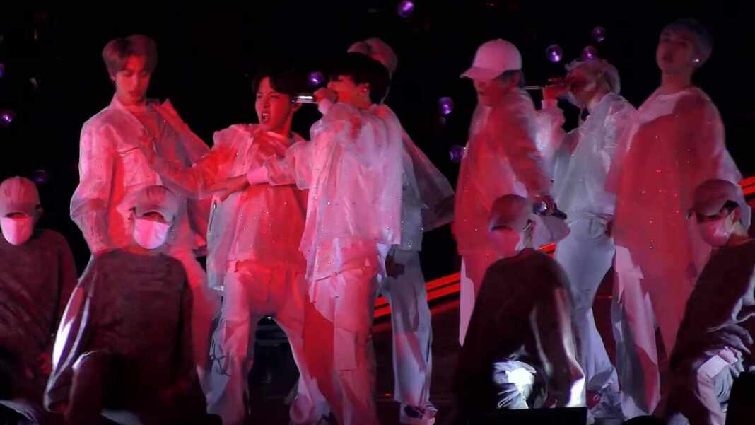 BTS en concierto en un estadio, imagen de referencia para la nota sobre BTS en Bogotá y su asistencia en El Campín