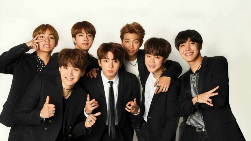 Los siete integrantes de BTS posan juntos en una sesión de fotos