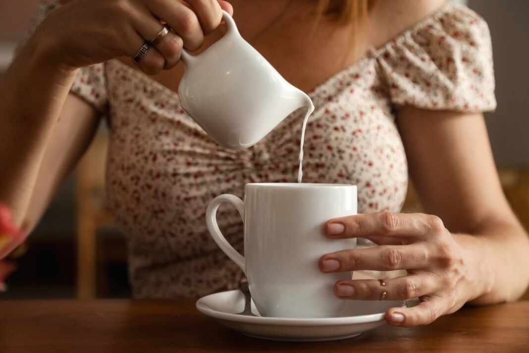 Taza de café con crema no láctea que suma calorías del café