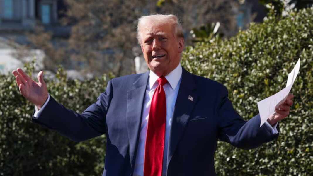 Donald Trump habla al aire libre con unos papeles en la mano