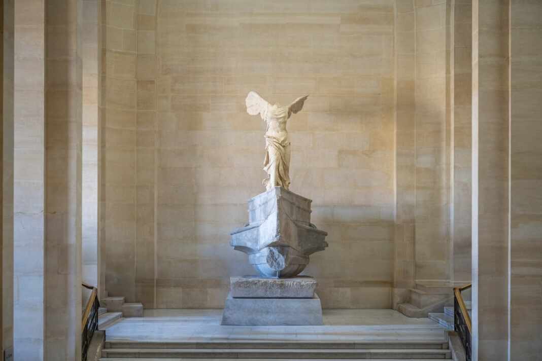 Escultura de la Victoria de Samotracia en la escalera Daru del Museo del Louvre