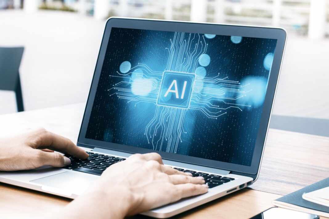 Manos sobre una computadora portátil con tecnología de IA, la base para crear agentes de IA