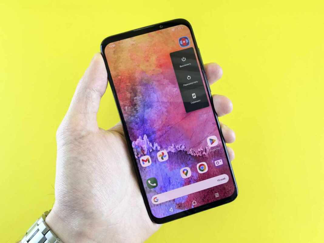 Mano sosteniendo un celular Android, la herramienta de Google para crear tu propia app gratis