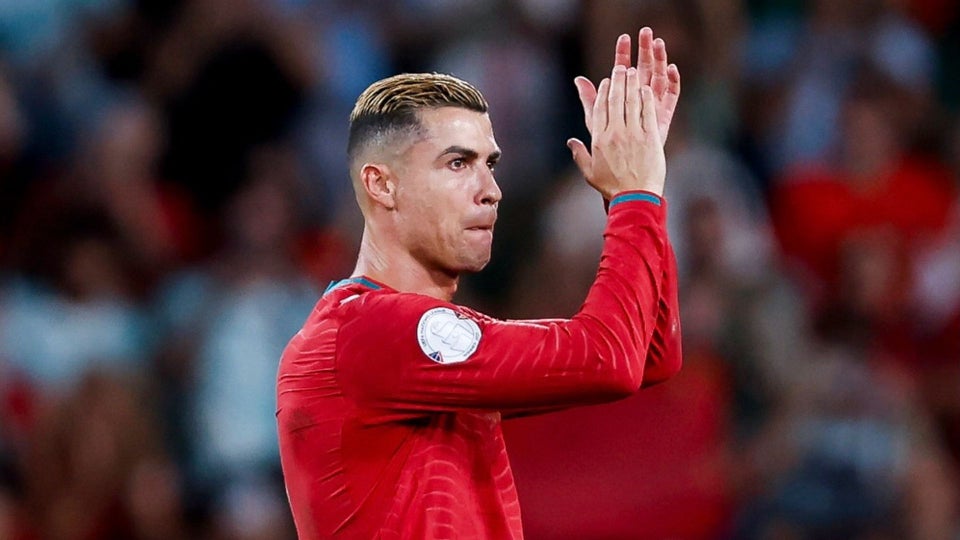 Cristiano Ronaldo aplaude con la camiseta de Portugal tras su comunicado contra Jorge Jesus