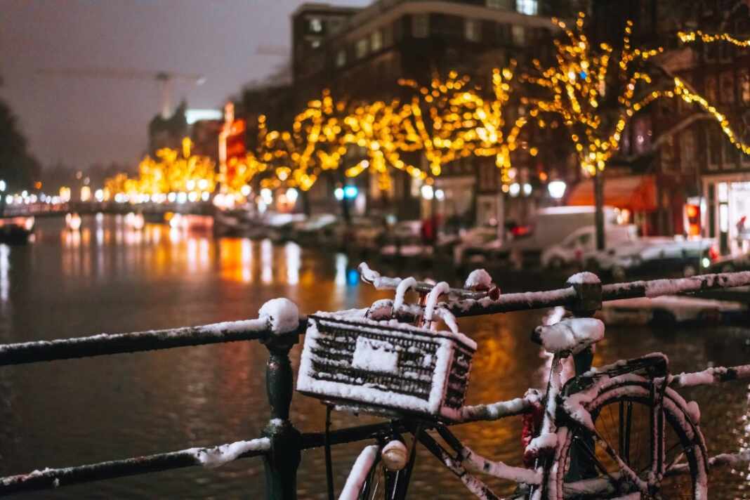 Canal en invierno, una de las vistas para quienes logran cuidar casas en Ámsterdam