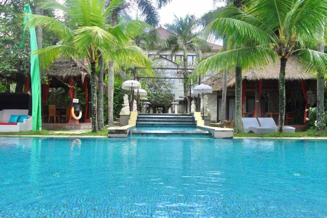 Piscina rodeada de palmeras en una villa de Bali, Indonesia