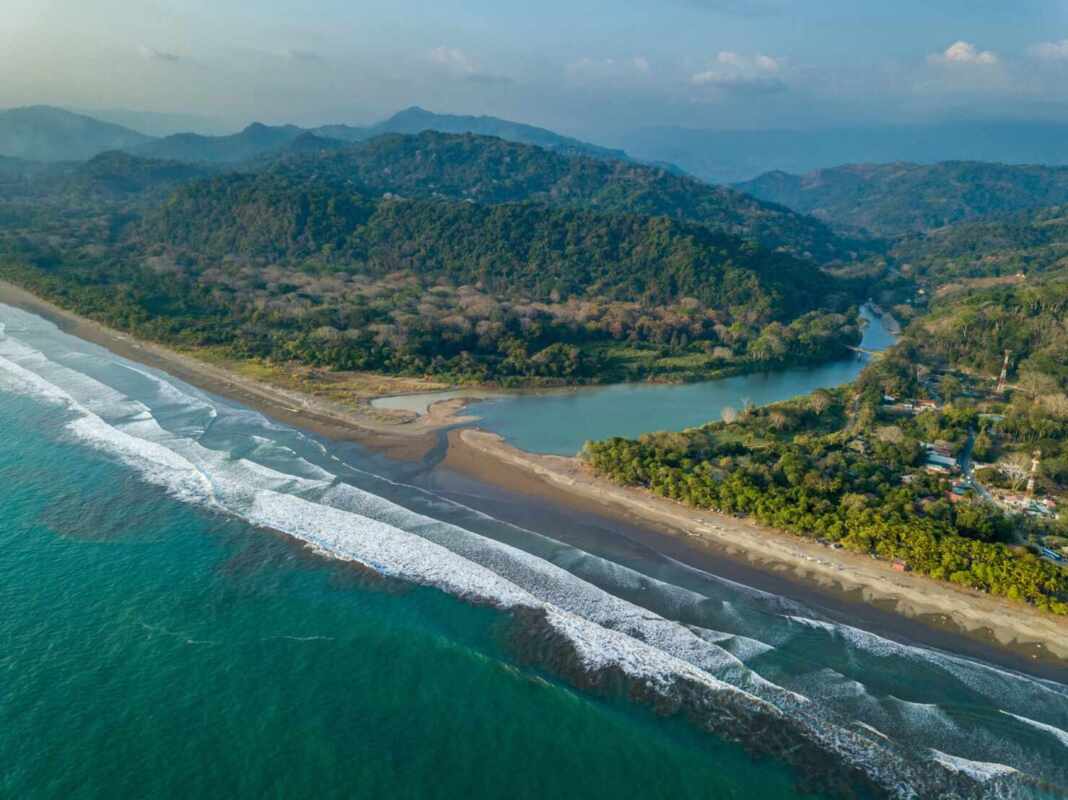 Playa de Dominical, una de las zonas para cuidar casas en Costa Rica