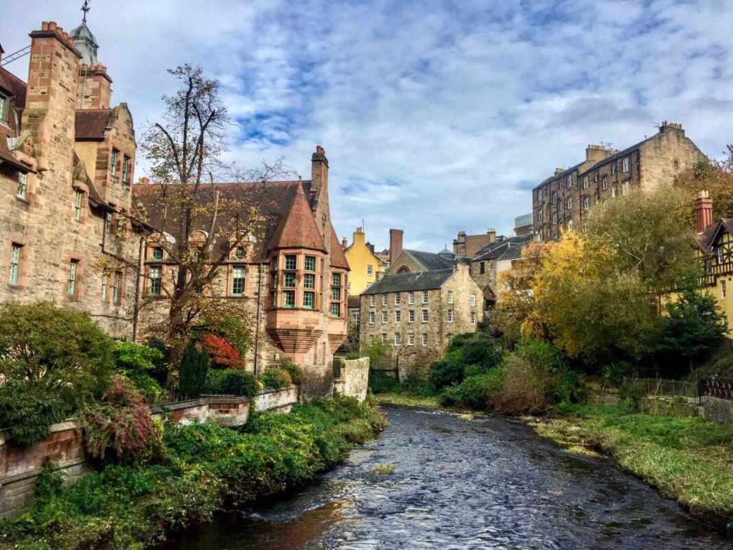 Casas de Dean Village, en Edimburgo, una de las zonas con anuncios para cuidar casas en Escocia