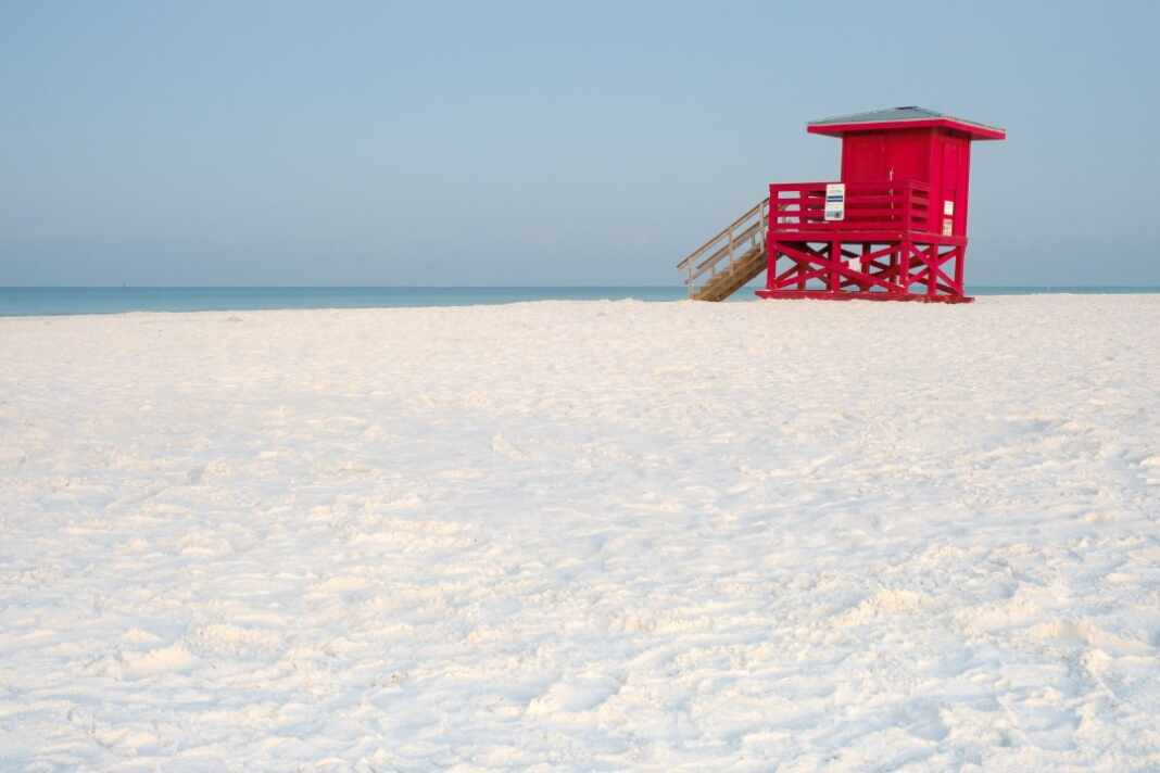 Casa con piscina junto a la playa, un ejemplo de las opciones para cuidar casas en Florida
