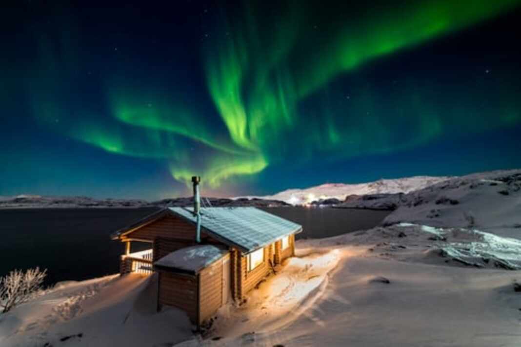 Cabaña bajo auroras boreales, el paisaje que espera a quienes van a cuidar casas en Islandia