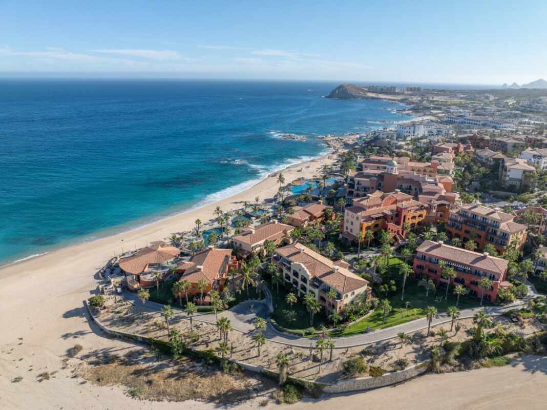 Vista aérea de casas frente al mar en San José del Cabo, Baja California Sur