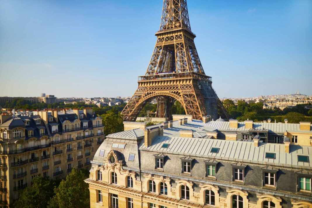 Edificios residenciales junto a la torre Eiffel, donde se ofrecen estancias para cuidar casas en París