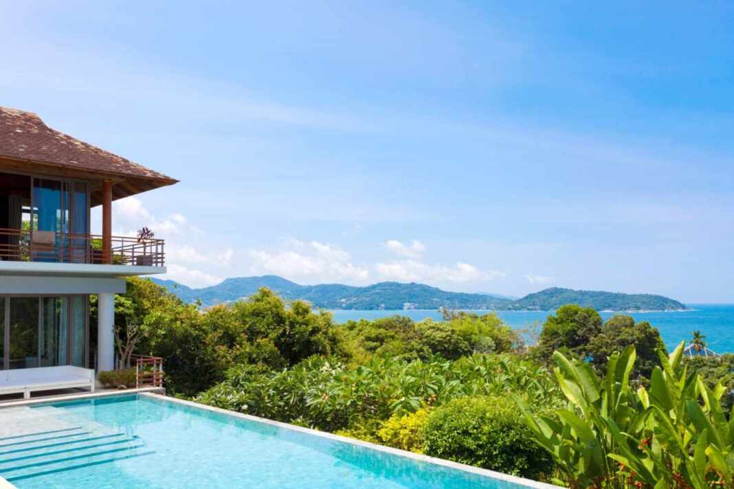 Casa con piscina frente al mar de Andamán, un ejemplo de cuidar casas en Tailandia