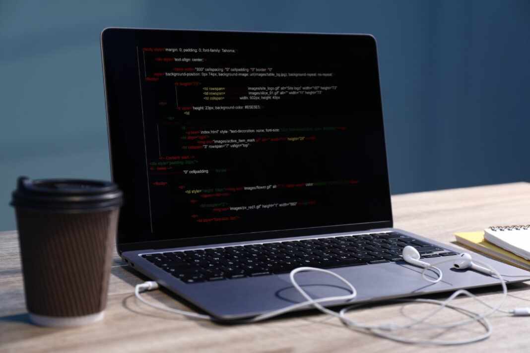 Estudiante usa la terminal en un computador durante un curso gratis de Linux