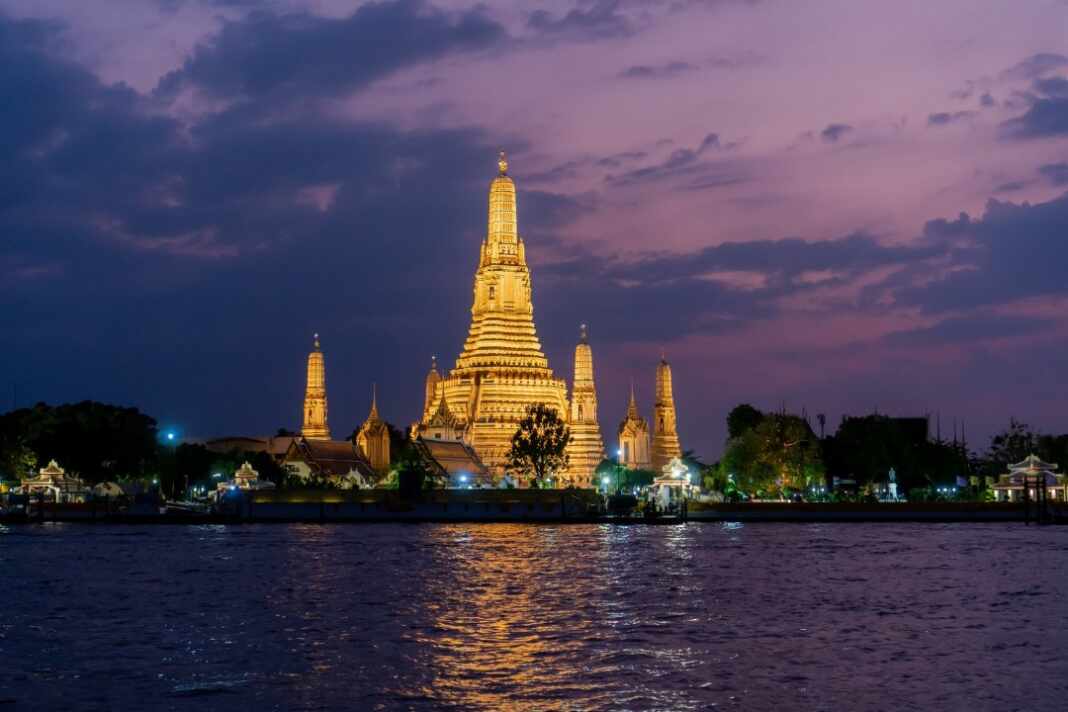 Curso gratis de tailandés en línea con templo de Bangkok
