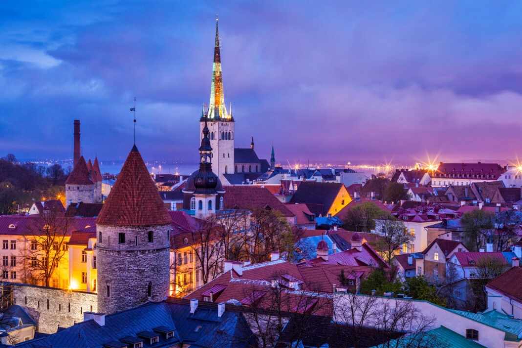 Cursos gratis de estonio en línea con vista de Tallin